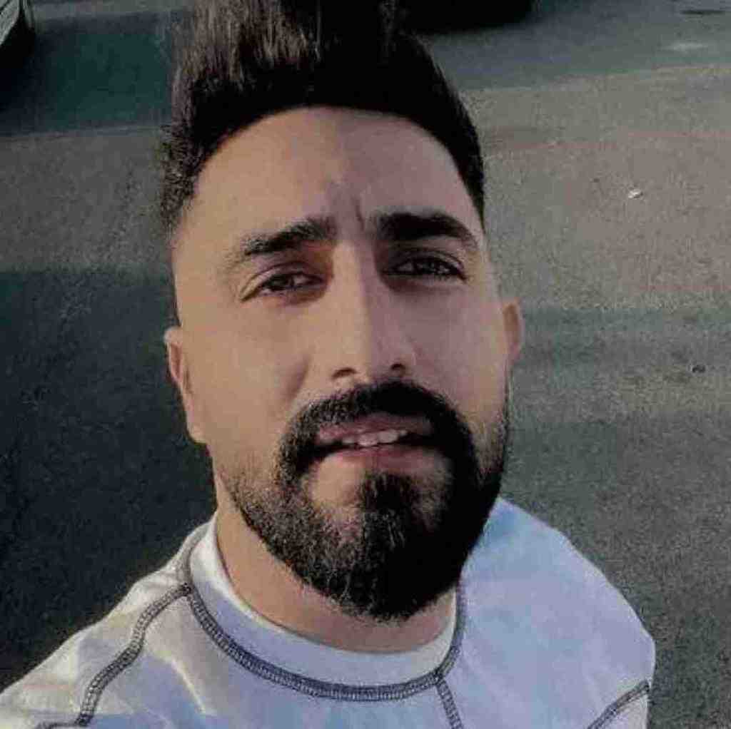 محمد امیری غمی دارم نمیخوابم بغلش تخت میخوابی