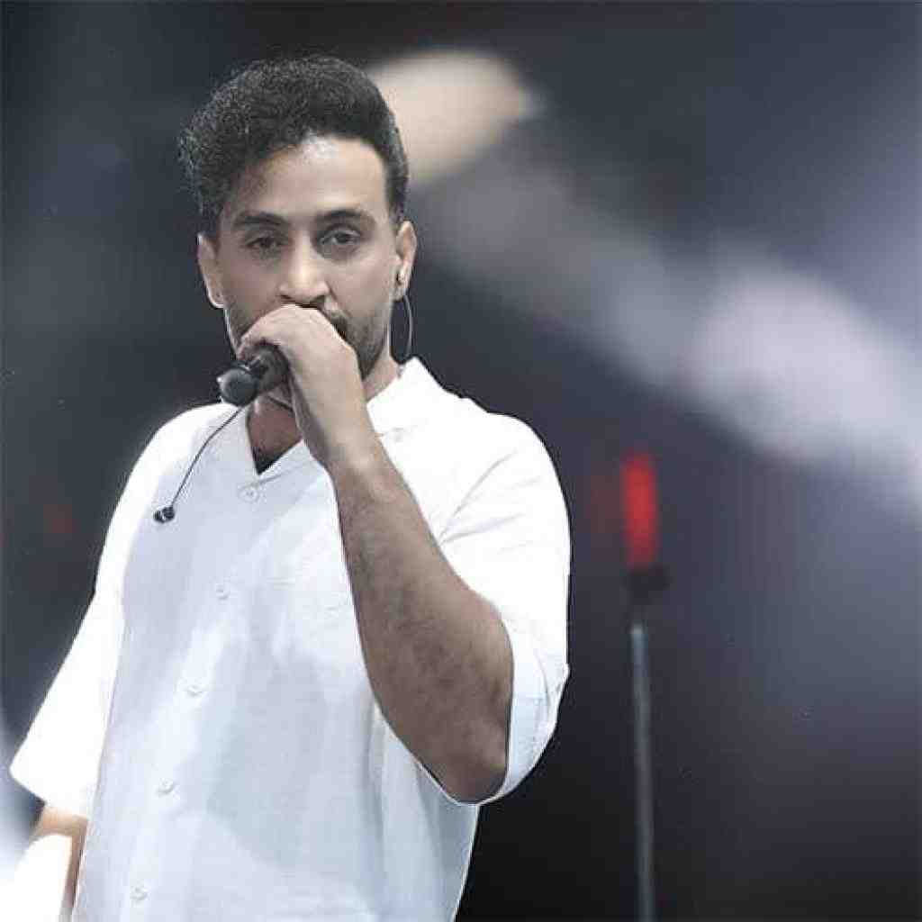 احمد سلو از خودم عکس میگیرم خودم خودمو بغل میگیرم