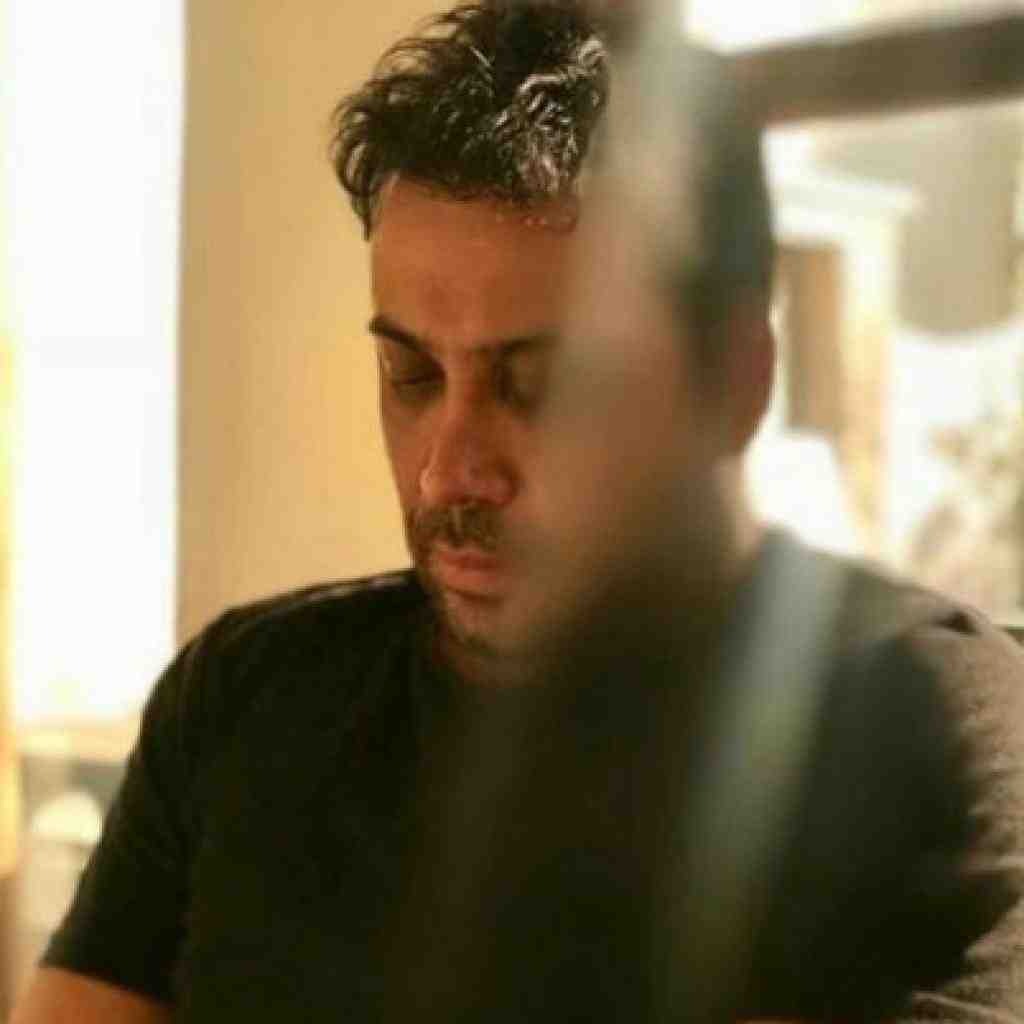 محسن چاوشی منم شکار شکارم کن سپس ببوس و بچرخانم