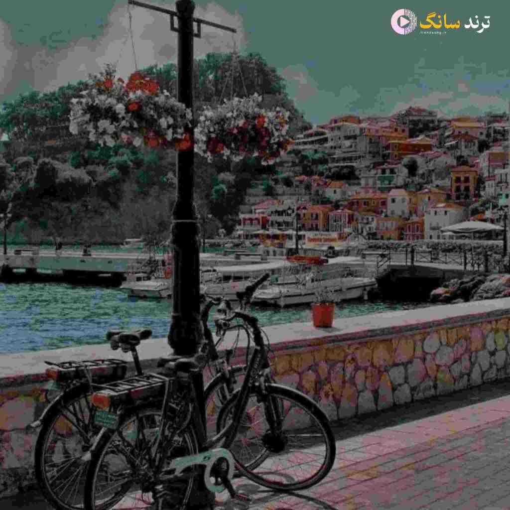  مثل یه دیوونم دلتنگ و بارونی اشکام سر میره