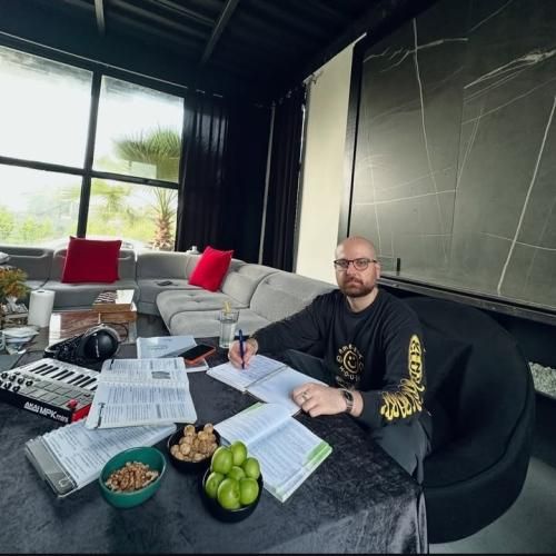 هیپهاپولوژیست دو دستی